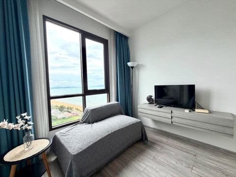 Aeras Luxury Beachfront Condo for Sale on Jomtien Beach Road for sale below market price only 2.8million thb- Foreign Ownership-Studio Unit- Sea View