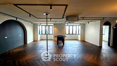Condos for rent : Unique 4 Bedroom Bachelor Pad with Dance Pole (ID 3315940)