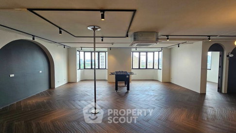 Unique 4 Bedroom Bachelor Pad with Dance Pole (ID 3315940)