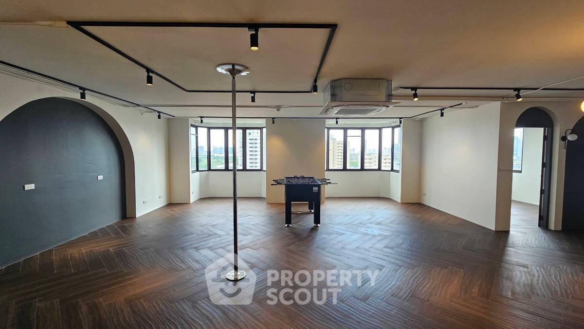 picture Unique 4 Bedroom Bachelor Pad with Dance Pole (ID 3315940) - 1/20