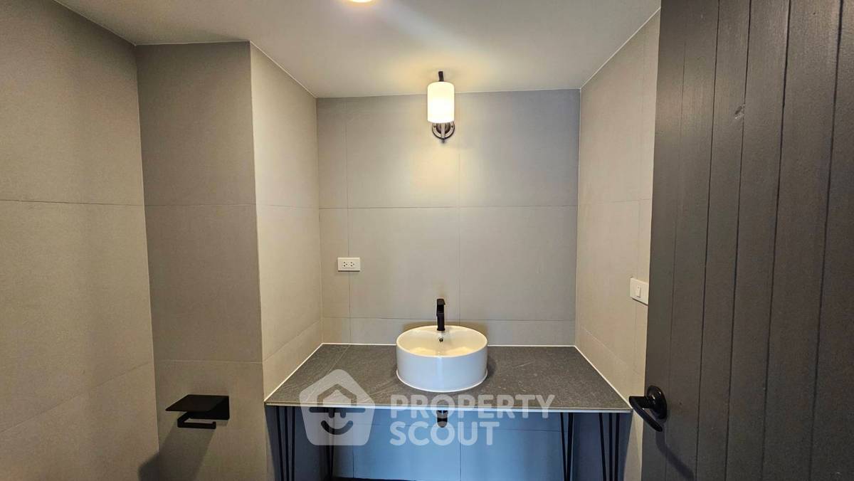 picture Unique 4 Bedroom Bachelor Pad with Dance Pole (ID 3315940) - 12/20