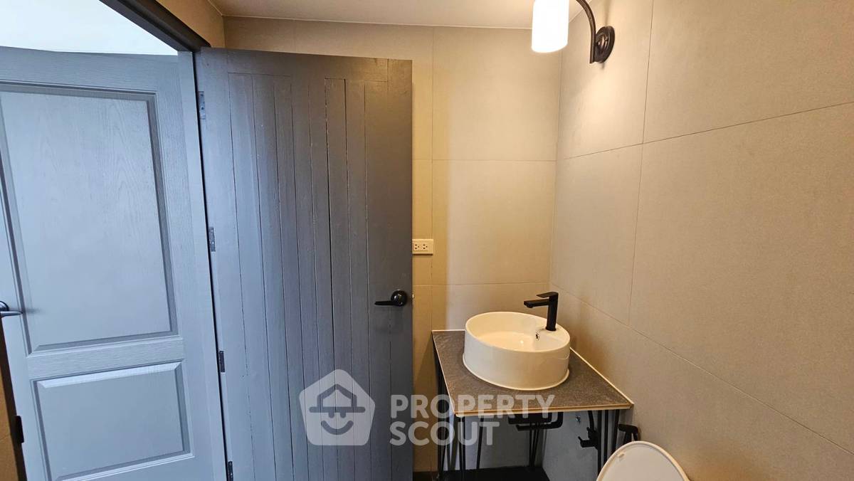 picture Unique 4 Bedroom Bachelor Pad with Dance Pole (ID 3315940) - 16/20