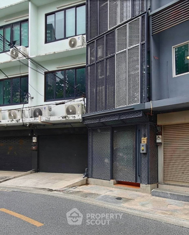 picture 9m To BTS Phra Khanong | 4-BR Townhouse In Sukhumvit (ID 3314807) - 1/18