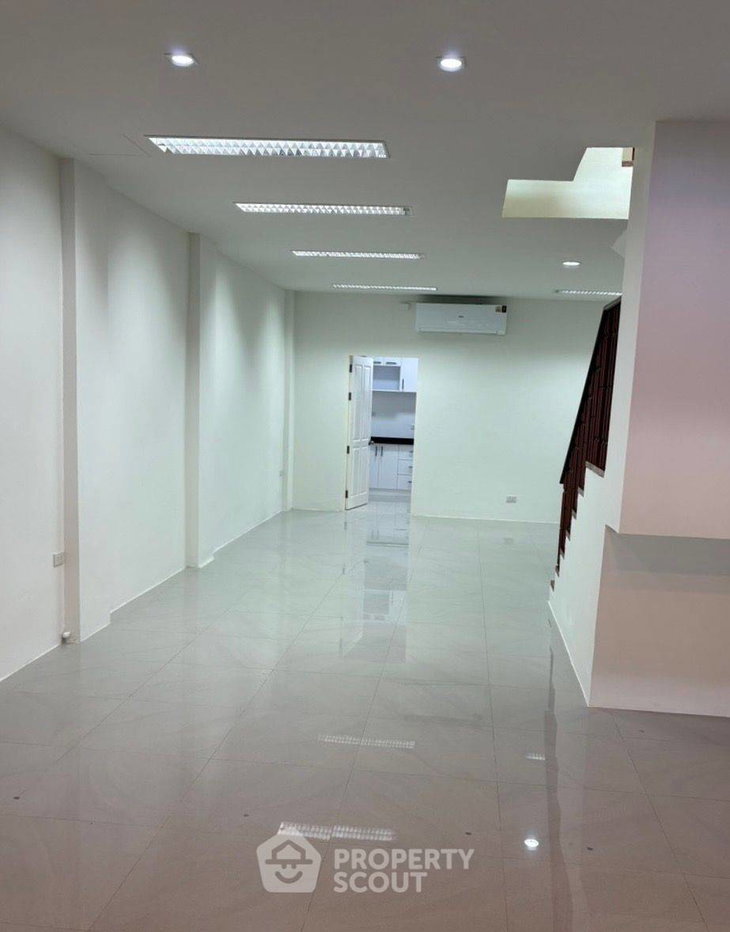 รูป ทาวน์เฮ้าส์ 4-ห้องนอน ที่ บ้านกลางเมือง มอนติ-คาร์โล ใน ลาดยาว (ID 3316278) - รูปที่ 5/10