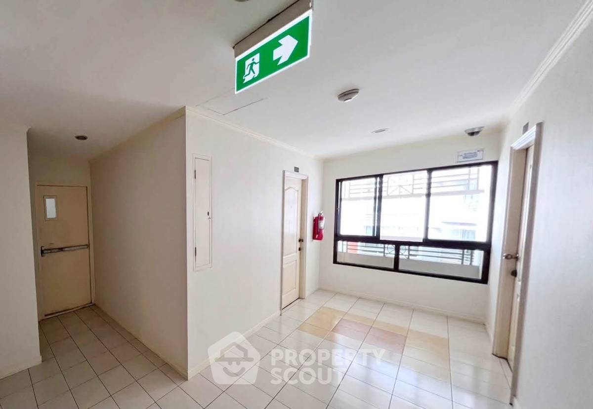 picture 1-BR Condo At Lumpini Place Narathiwas 24, Chong Nonsi (ID 3318924) - 14/17