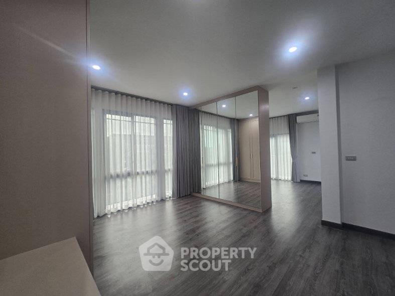 picture 2-BR Townhouse in Suan Luang (ID 3317380) - 4/9