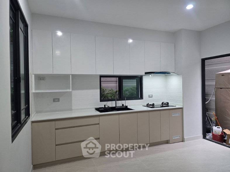 picture 2-BR Townhouse in Suan Luang (ID 3317380) - 5/9
