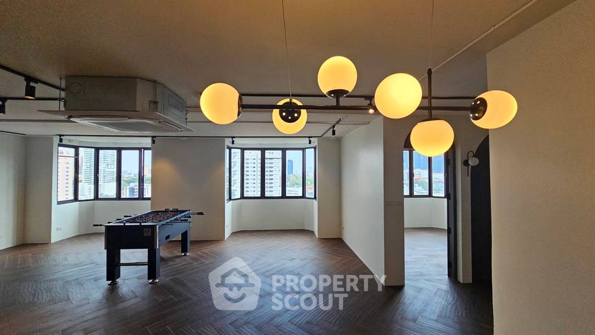 picture Unique 4 Bedroom Bachelor Pad with Dance Pole (ID 3315940) - 2/20