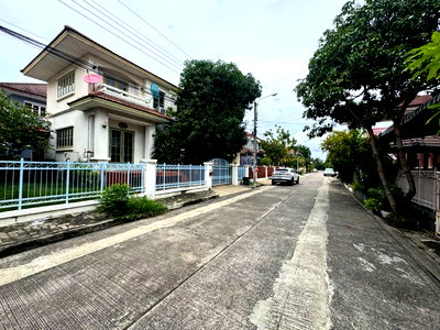 Houses for rent Bang Pu Industrial Estate : Butsarin Bangphli Village 3 bed 56 sq. wah, 14,000 Baht.