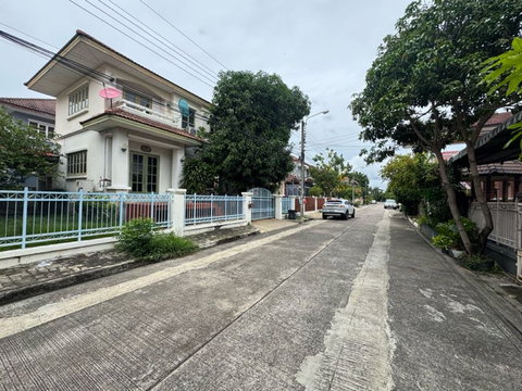 Butsarin Bangphli Village 3 bed 56 sq. wah, 14,000 Baht.
