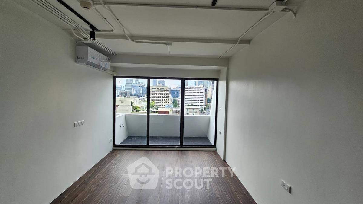 picture Unique 4 Bedroom Bachelor Pad with Dance Pole (ID 3315940) - 15/20