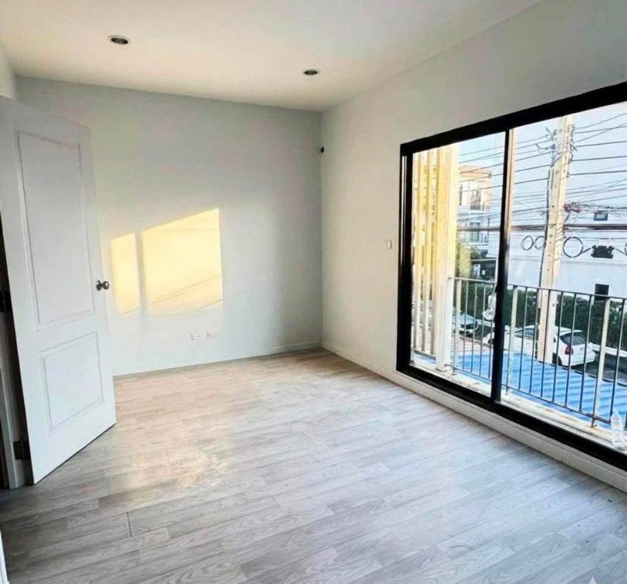 รูป 🏡 ให้เช่าทาวน์เฮาส์ 3 ชั้น โครงการ Patio ศรีนครินทร์–พระราม 9 4 ห้องนอน 3 ห้องน้ำ | 191 ตร.ม. | 2 ที่จอดรถ 💰 ค่าเช่าเพียง 20,000 บาท/เดือน - รูปที่ 6/20