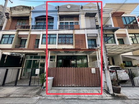 Urgent sale! Selling at a loss! Signature Townhouse, great location, Wacharapol Rd., Bang Khen district. Land size 17 sq.wa.