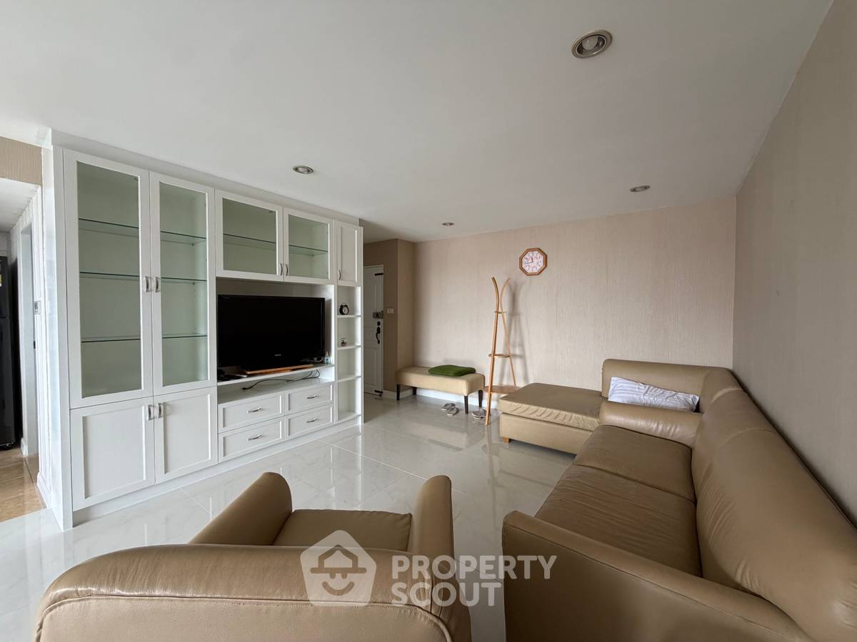 picture 2-BR Condo at D.S. Tower 2 Sukhumvit 39 Condominium near MRT Sukhumvit (ID 3322036) - 1/5