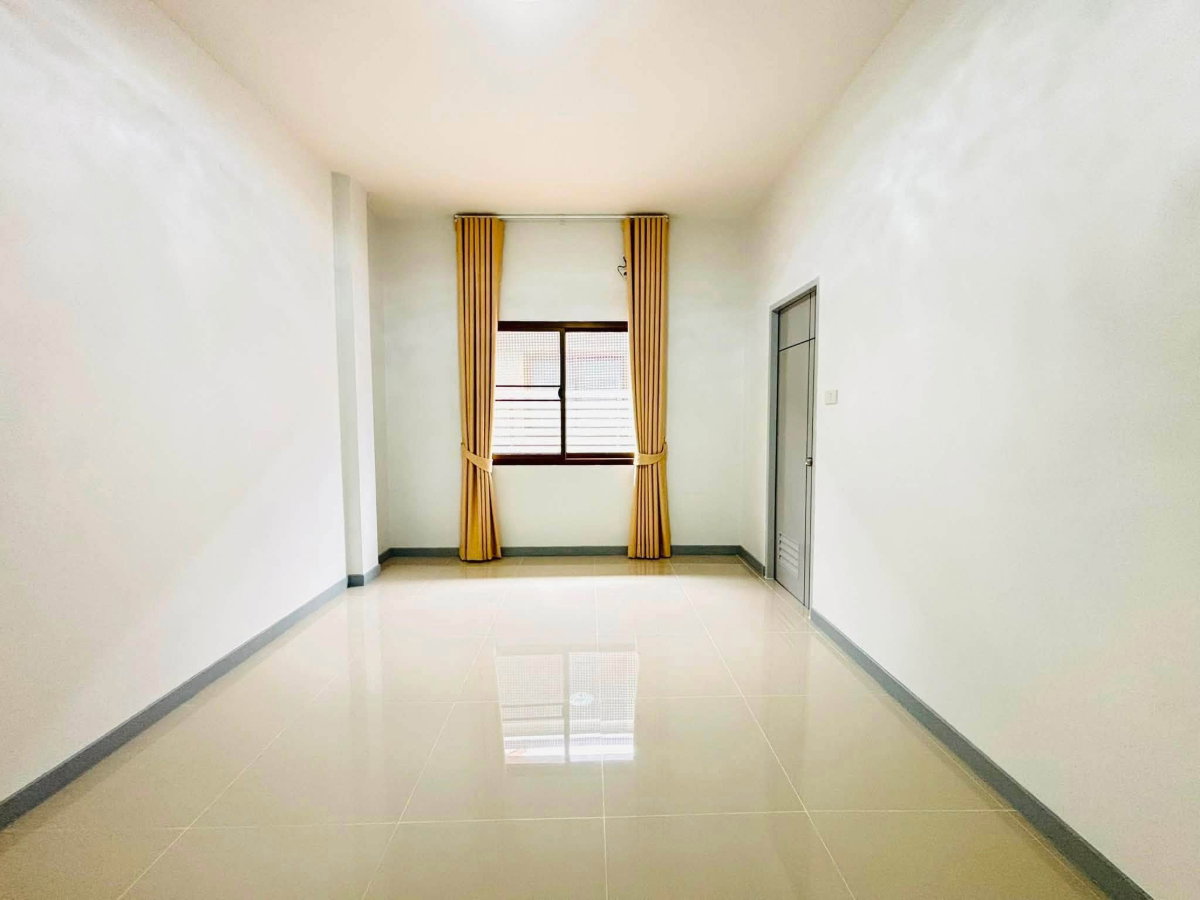 รูป ขายบ้านแฝดรีโนเวทใหม่ ม.ศรีราชาเลคไซด์ เก้ากิโล ศรีราชา - รูปที่ 3/18