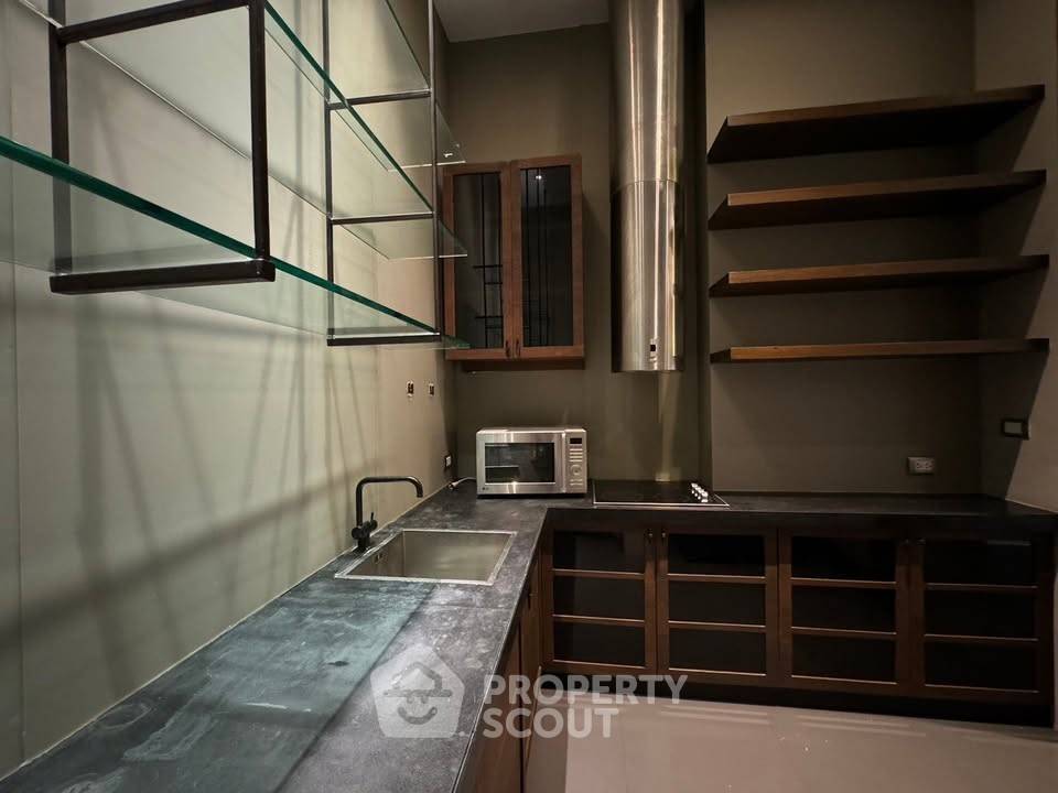 picture 90m To BTS Phloen Chit | 3-BR The Crest Ruamrudee (ID 3319815) - 15/18