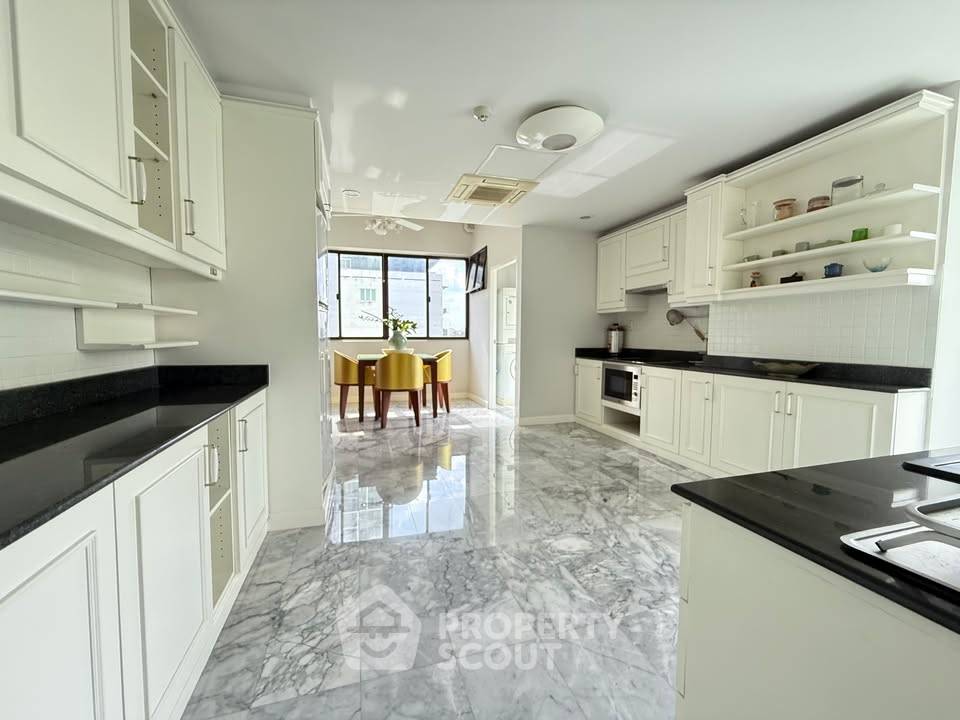 picture Spacious 3-BR 231 Sqm At Benjasri Condominium Near BTS Phaya Thai (ID 3322369) - 17/17