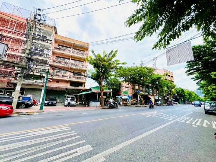 รูป ขายอาคารพาณิชย์ 4.5 ชั้น ราคา 9.9 ล้านบาท ที่ดิน 21 ตร.ว. | ติดถนนใหญ่ | ซอยเทอดไท 11 - รูปที่ 2/14
