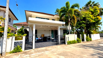 เช่าบ้านเดี่ยว เชียงราย : ให้เช่าบ้านเดี่ยว 2 ชั้น บ้านในโครงการพร้อมคลับเฮ้าส์และสระว่ายน้ำ | 4 ห้องนอน 5 ห้องน้ำ | 28,000 บาท/เดือน   #5A2-H0102
