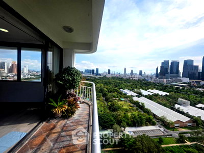 Condos for sale : High-Floor 2-BR 124 Sqm For Sale At Lake Green Near BTS Asoke (ID 3326433)