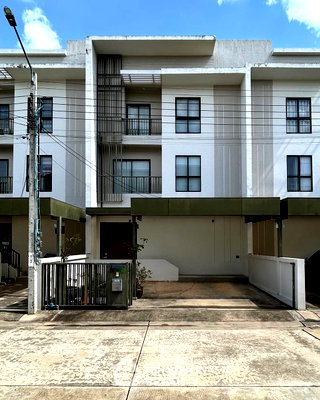 Townhouses for sale Bangkok : 2-BR Townhouse at Villa Albero close to Krungthep Kreetha (ID 3322408)