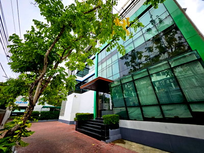Office for sale MRT Phattanakan : Office Building for Sale on Rama 9 Soi 57/1, Bangkok. Land size 187 sq.wah with usable area of 1,063 sq.m.