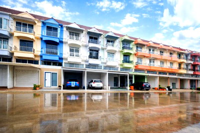 Shophouses for rent Bangkok : 			Watcharapol Sukhaphiban5 near Thanommitr Market and Plearnary Mall 3.5 Storey Building 14,998B-M 2be          