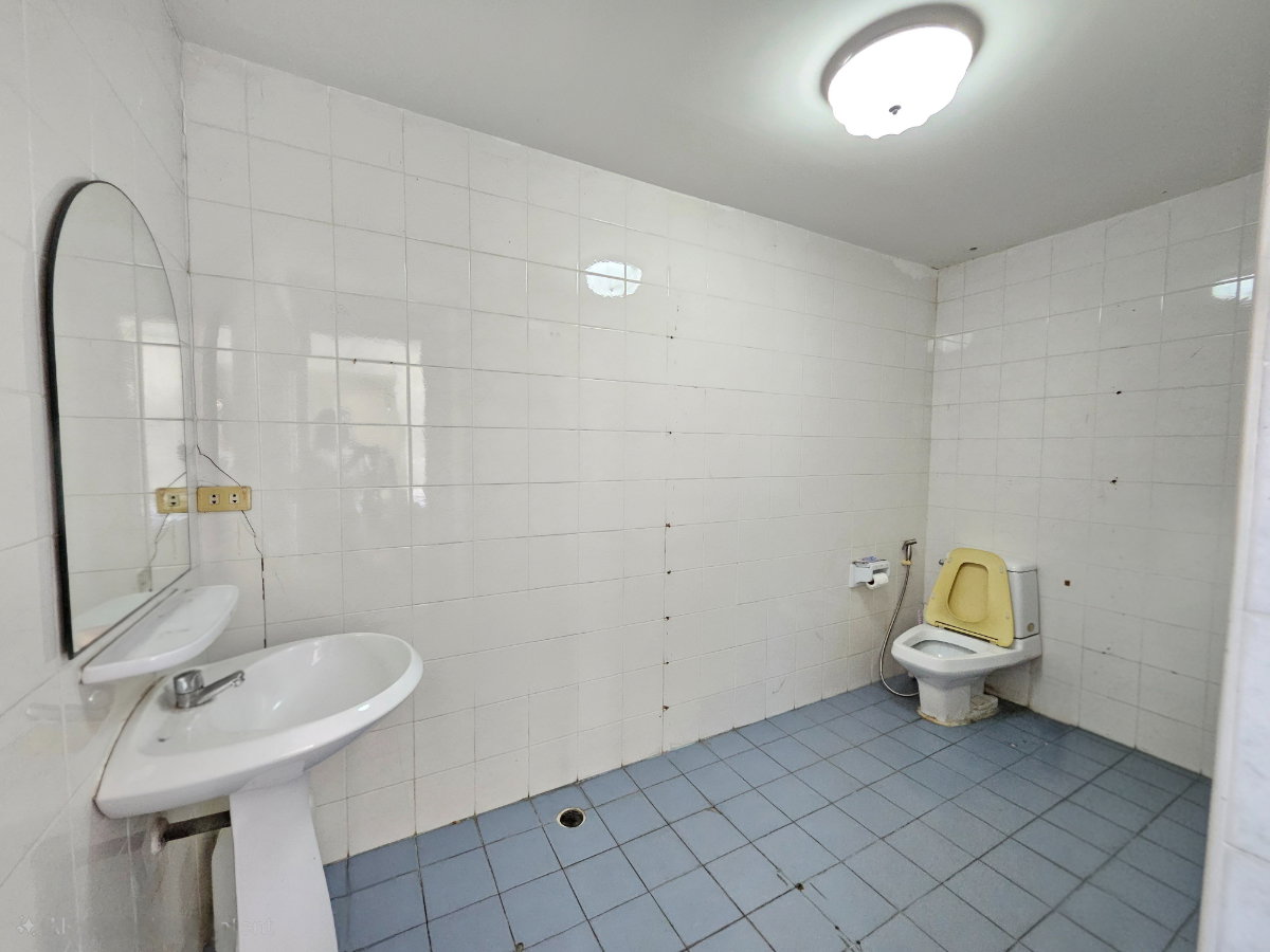 picture Office for sale at Royal Castle Pattanakarn Condominium - 8/16