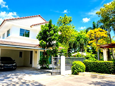 Houses for rent Yamjard Vichanusorn School : 			7-Eleven 200m. Wongwaen-Rattanathibet Brand-new two-story house KhlongThanon Features 3 bed 3 bath 5          