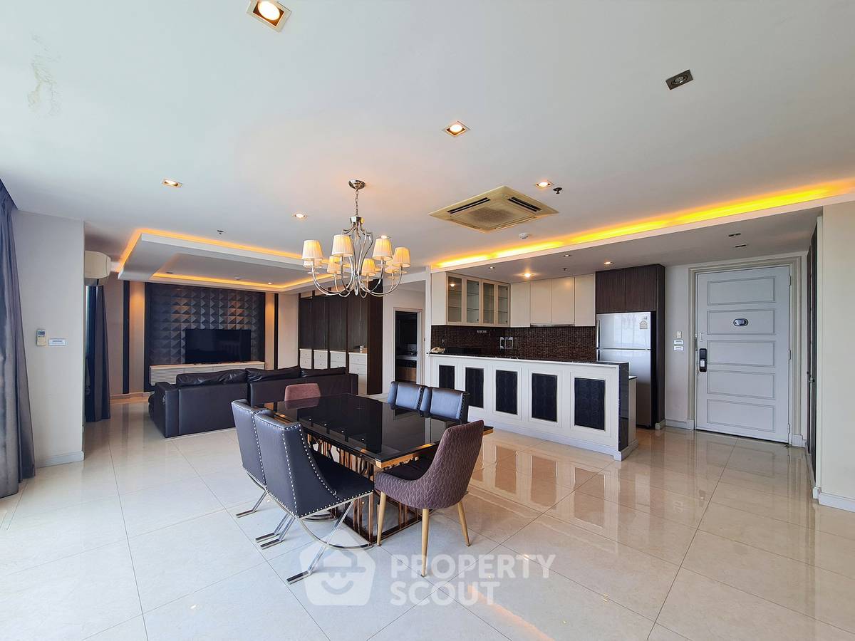 picture 300 Sqm 3-BR Condo At The Fourwings Residence (ID 3173186) - 1/34