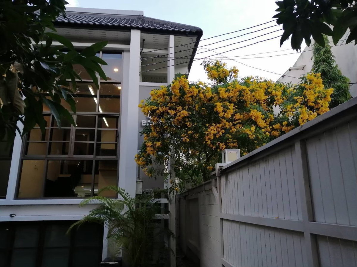 รูป ให้เช่าโฮมออฟฟิศหลังใหญ่ 100 ตรว 450 ตรม. ซอยสุขุมวิท 39 พร้อมอุปกรณ์สำนักงาน - รูปที่ 3/21