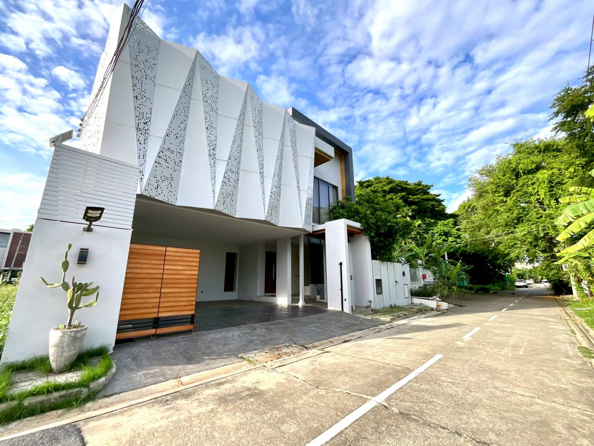บ้านหรูสร้างเอง รามอินทรา 57 เนื้อที่ 109 ตารางวา ใกล้รถไฟฟ้ารามอินทรา58 เพียง 200 เมตร