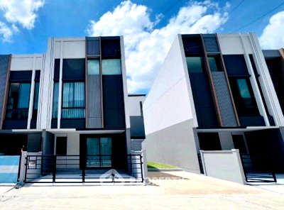 Townhouses for rent Bang Pu Industrial Estate (North) : 3-BR Townhouse at Pleno Sukhumvit - Bangna 4 in Bang Kaeo (ID 3328212)