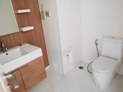 MN009367 | 2 ห้องนอน | 2 ห้องน้ำ | BTS Krung Thon Buri | 66 ตร.ม. | 28,000 บาท/เดือน | ชั้น 18 — Q House Condo Sathorn Sathorn