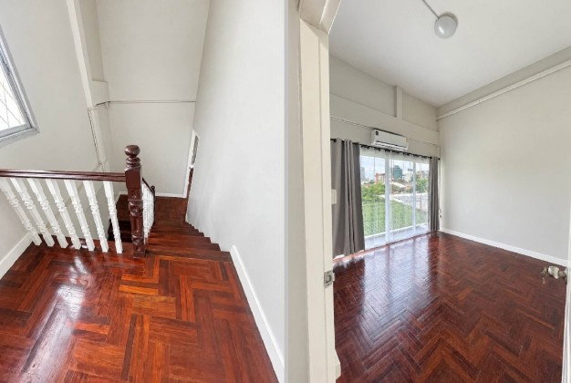 รูป ให้เช่าทาวน์โฮม 3 ชั้น ซอยอุดมเกียรติ สุทธิสาร ห่าง MRT สุทธิสาร 750 เมตร แอร์ 5 เครื่อง Renovate ใหม่ทั้งหลัง / อยู่อาศัย หรือ Home Office  - รูปที่ 12/13