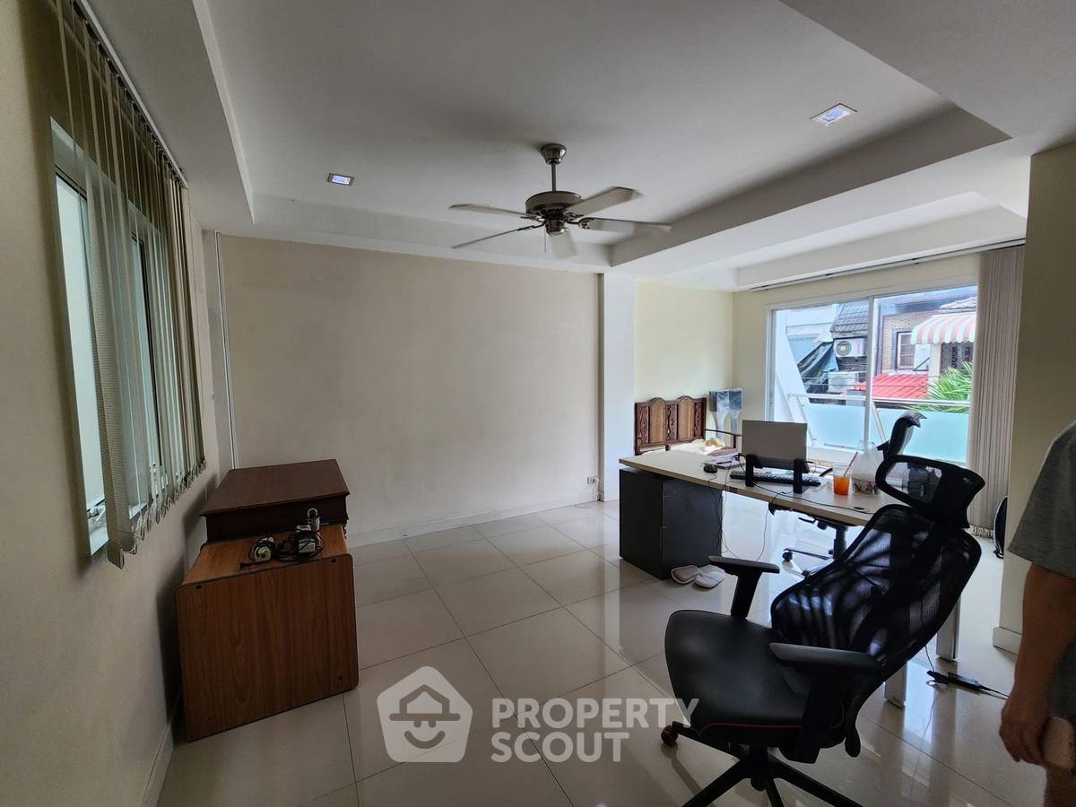 picture Pet-Friendly 4-BR Townhouse 425 Sqm Phrom Phong MRT Sukhumvit (ID 1521845) - 12/16