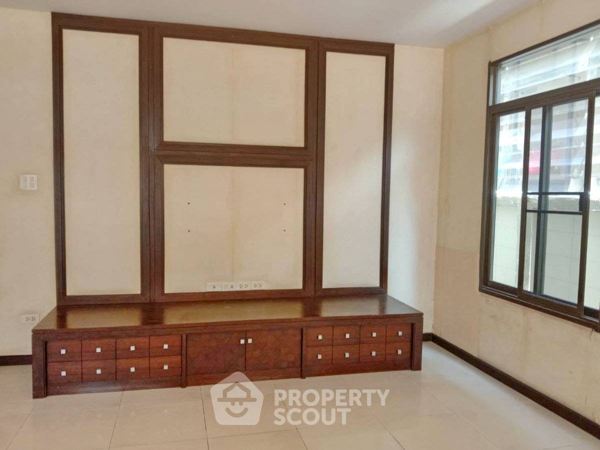 picture 4-BR House near MRT Huai Khwang (ID 3321368) - 6/7