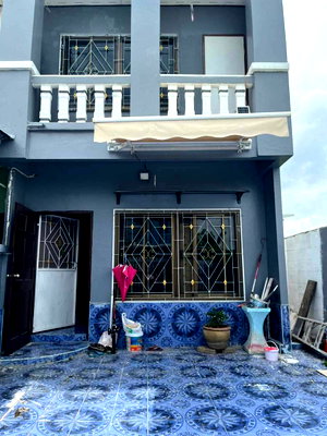 Townhouses for sale : Townhouse for sale in Rom Ngao Mai Village, Soi Wat Lat Pla Duk. Great location, special price.