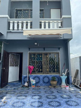 Townhouse for sale in Rom Ngao Mai Village, Soi Wat Lat Pla Duk. Great location, special price.