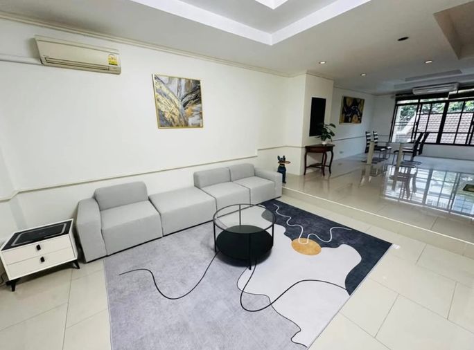 4-bed townhouse for rent, 350 sqm, 33 sq wah, Chicha Castle
