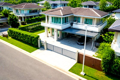 Houses for rent Anya Thani Industrial Estate (Gemopolis) : 			OnNut-Wongwaen Sukhaphiban2. Luxury 2-story detached house  Features 3 bed 4 bath 114.30 sq.wa. land          