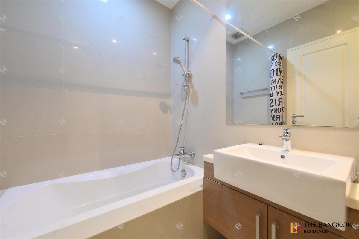 picture Noble Refine near BTS Phrom Phong - 4/10