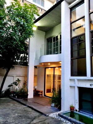 เช่าบ้านเดี่ยว วิทยาลัยเสนาธิการทหาร : ให้เช่าโฮมออฟฟิศหลังใหญ่ 100 ตรว 450 ตรม. ซอยสุขุมวิท 39 พร้อมอุปกรณ์สำนักงาน