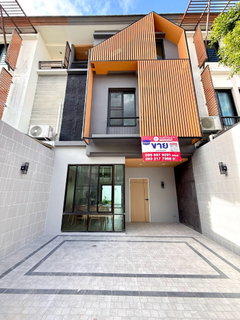 ทาวน์โฮม 3 ชั้น รีโนเวทใหม่ สวย พร้อมเข้าอยู่ เดินทางง่ายมาก
