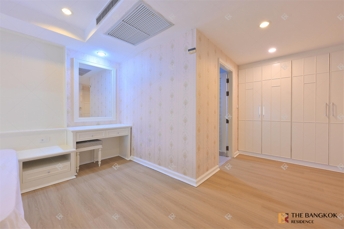 picture Royal Castle Sukhumvit near BTS Phrom Phong Easy Travel, Fully Utilized Space - 5/10