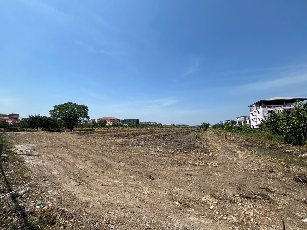 รูป ขาย ที่ดิน ติดถนนฉลองกรุง ทำเลศักยภาพ เหมาะทำโกดัง 24-3-64.4 ไร่ - รูปที่ 6/7