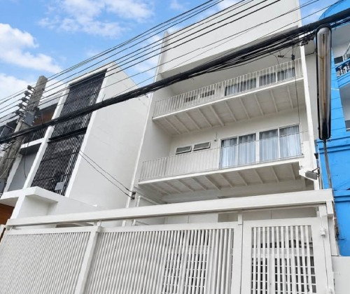 รูป ให้เช่าทาวน์โฮม 3 ชั้น ซอยอุดมเกียรติ สุทธิสาร ห่าง MRT สุทธิสาร 750 เมตร แอร์ 5 เครื่อง Renovate ใหม่ทั้งหลัง / อยู่อาศัย หรือ Home Office  - รูปที่ 1/13