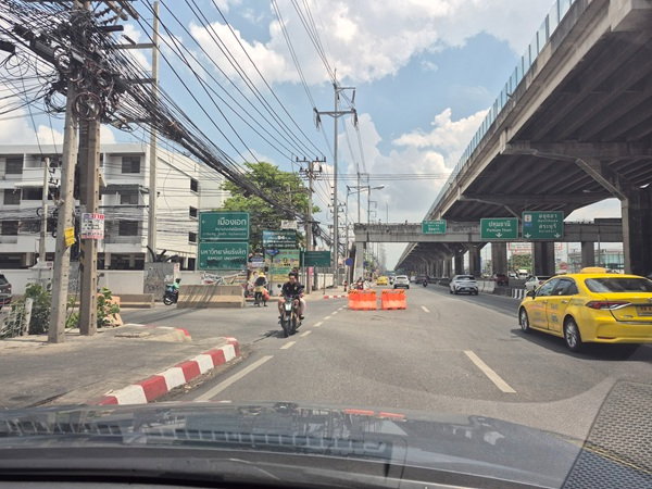 รูป ให้เช่าบ้านแฝด พหลโยธิน วิภาวดี ใกล้สถานีรถไฟฟ้าสายสีแดง เดินทางสะดวกสบายใกล้สนามบินดอนเมือง และ ห้างฟิวเจอร์พาร์ครังสิต - รูปที่ 13/17
