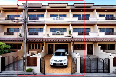 Townhouses for rent Rattana Bandit University (Rbac) : 			50% Discount 3 Storey Townhome with 5 Bedrooms and 4 Bathrooms near Bangchak and PT Saphan Sung in S          