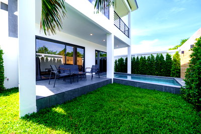 Houses for sale Bang Lamung Chonburi : Brand-New Modern 4-Bed Pool Villa near Maprachan Lake – Fully Furnished, Solar, No Common Fees